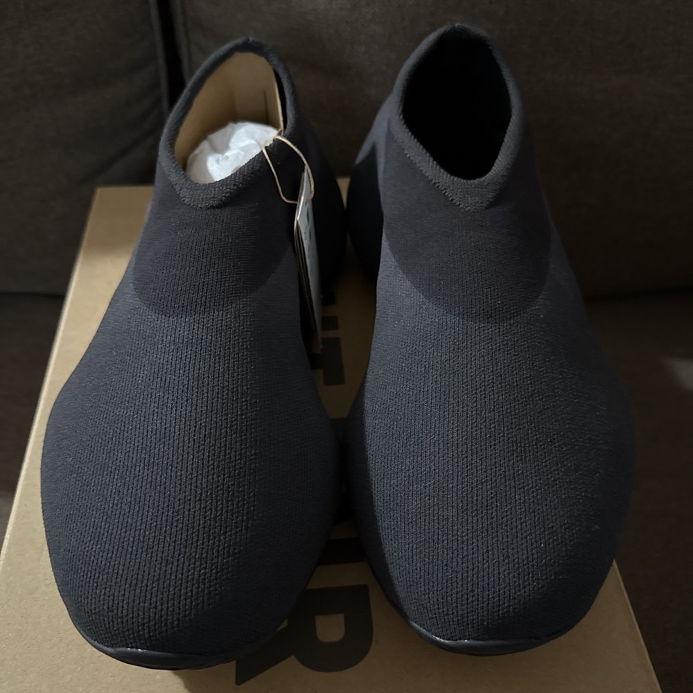 Yeezy Knit RNR Runner Fade Onyx Adidas IE1663 Men’s Size US 10 .5 New In box